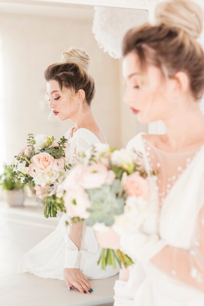 Mariée avec bouquet de fleurs