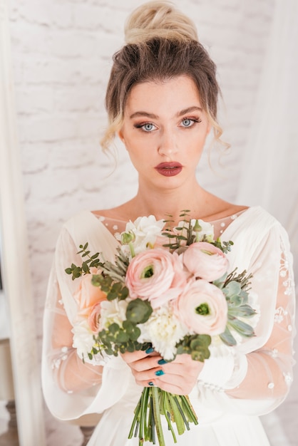 Mariée avec bouquet de fleurs