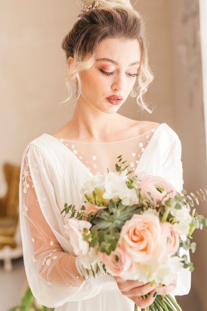 Mariée avec bouquet de fleurs