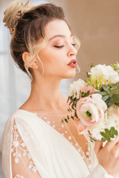 Mariée avec bouquet de fleurs