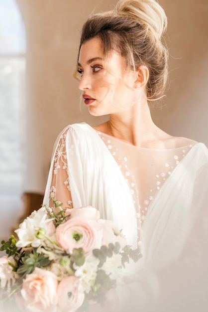 Photo gratuite mariée avec bouquet de fleurs