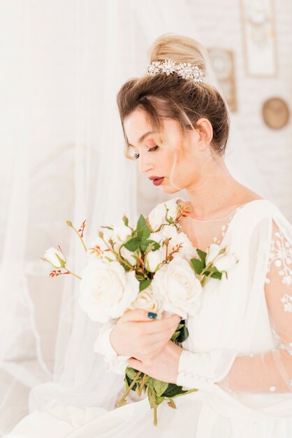 Mariée avec bouquet de fleurs