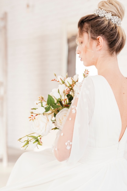 Mariée avec bouquet de fleurs