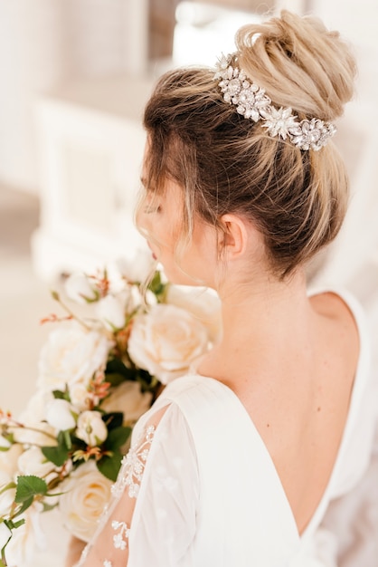 Mariée avec bouquet de fleurs