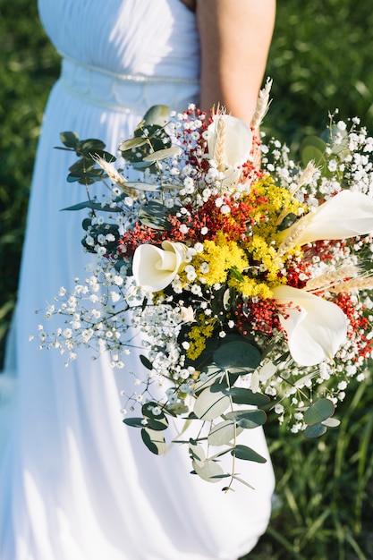 Mariée avec bouquet de fleurs