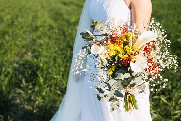 Mariée avec bouquet de fleurs