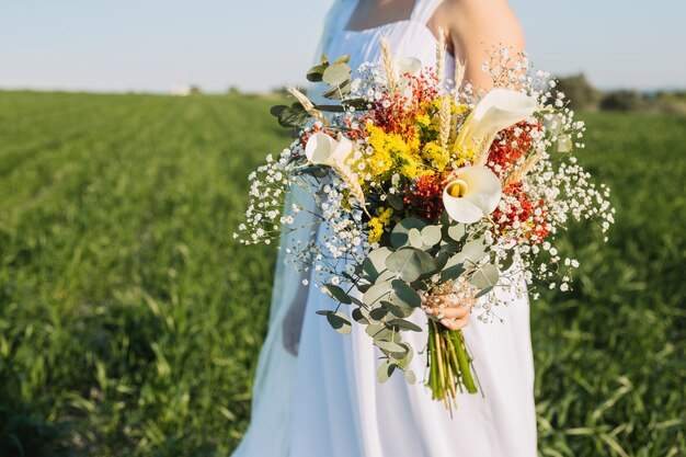 Mariée avec bouquet de fleurs