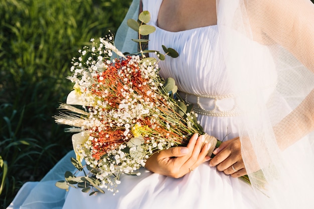 Mariée avec bouquet de fleurs