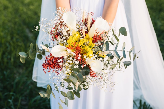 Mariée avec bouquet de fleurs