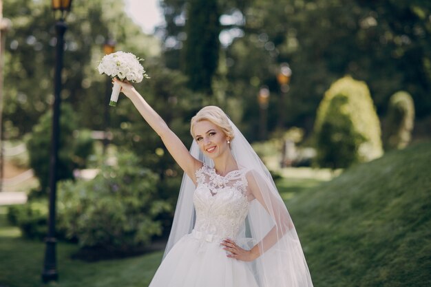 Mariée avec bouquet haute