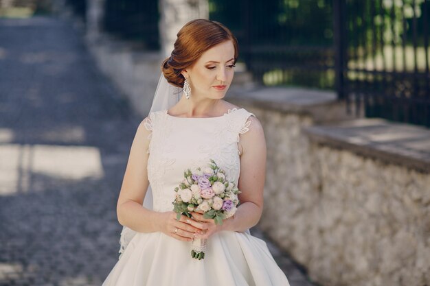 Mariée avec un bouquet