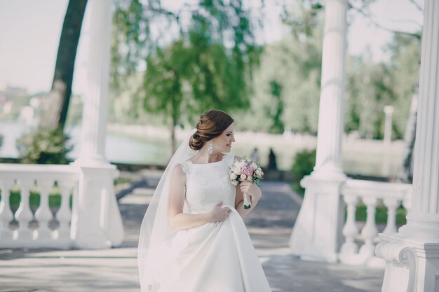 Mariée avec des colonnes de fond