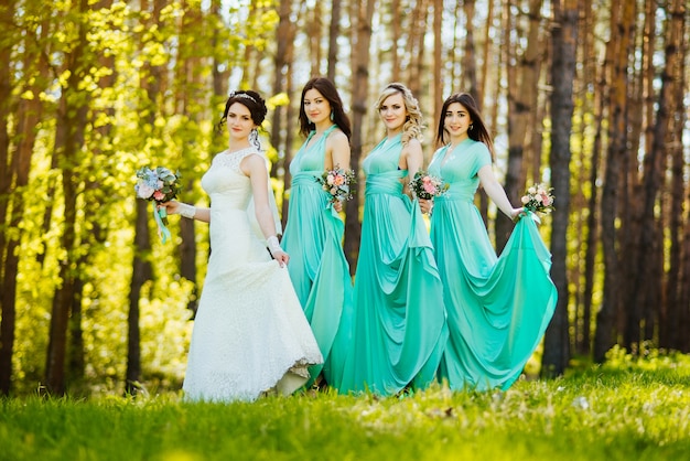 Mariée et demoiselles d&#39;honneur avec des bouquets de mariage. Réception de mariage ensoleillée moment joyeux.