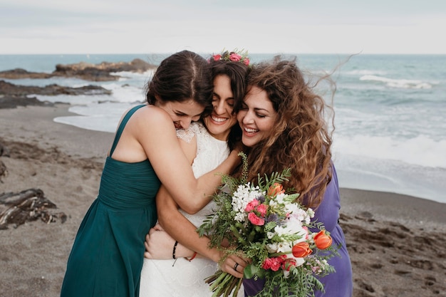 Mariée et demoiselles d'honneur sur la plage