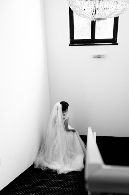La mariée descend les escaliers de l'hôtel
