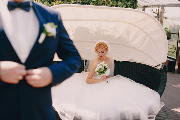 mariée détendue regardant son joli bouquet