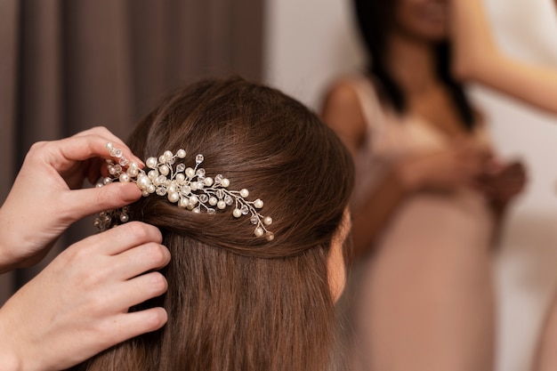 Photo gratuite mariée d'équipe célébrant avant le mariage