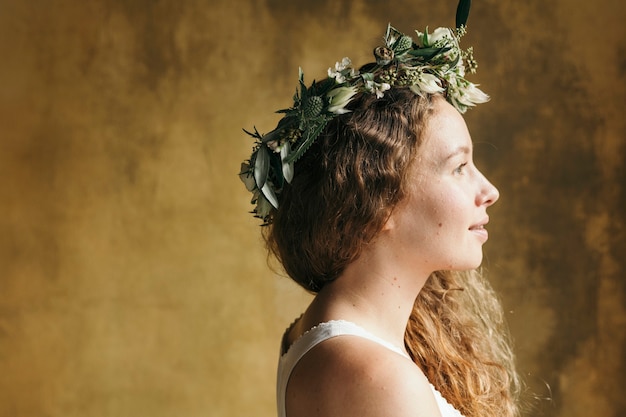 Mariée d'été avec une couronne de fleurs