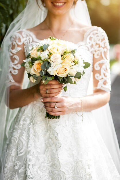 Mariée avec des fleurs