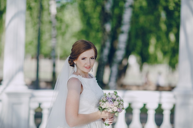 Mariée avec le flou fond