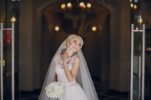 mariée heureuse avec bouquet