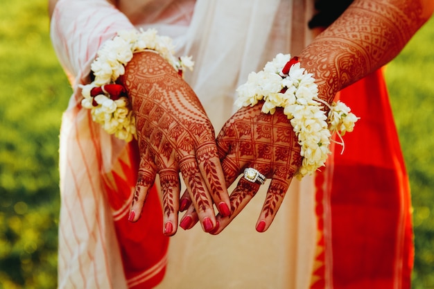 Photo gratuite mariée hindoue montre ses mains couvertes de tatouages au henné