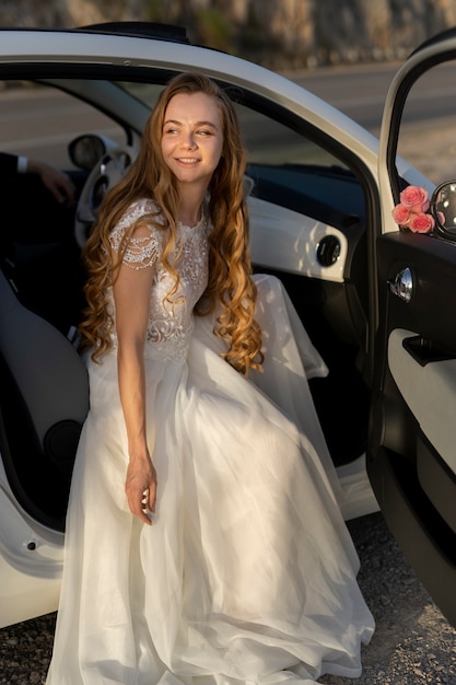 Photo gratuite mariée à l'intérieur de la petite voiture