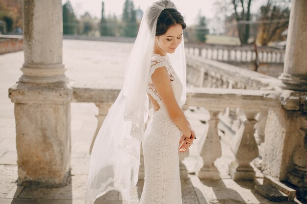 Mariée avec les mains jointes