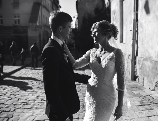 Mariée et marié posant dans les rues de la vieille ville