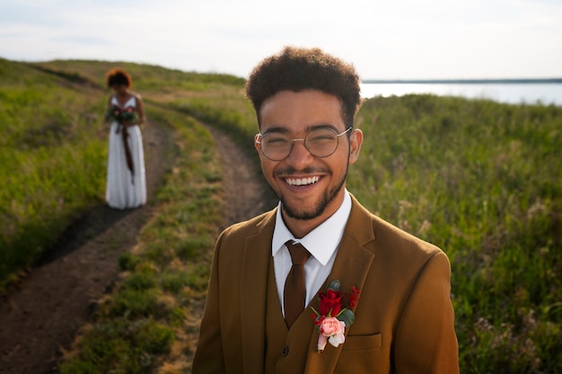 Photo gratuite la mariée et le marié posent à l'extérieur.