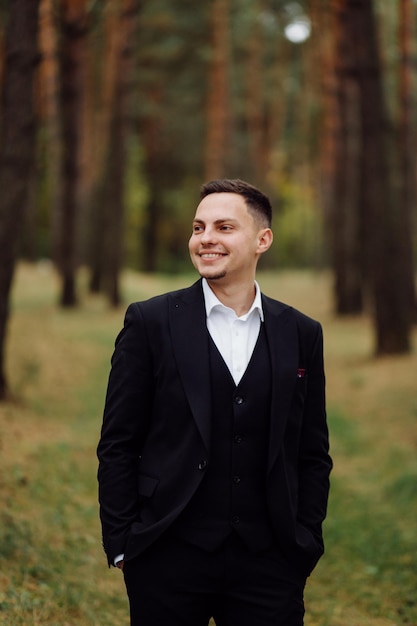 La mariée et le marié traversent une forêt Séance photo de mariage