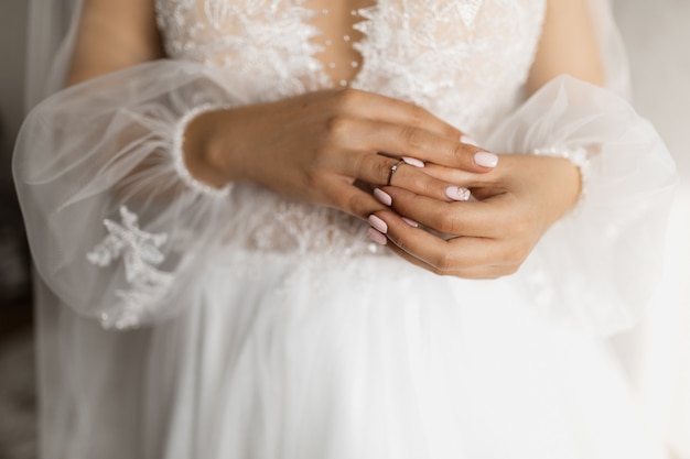 Photo gratuite la mariée met la bague de fiançailles