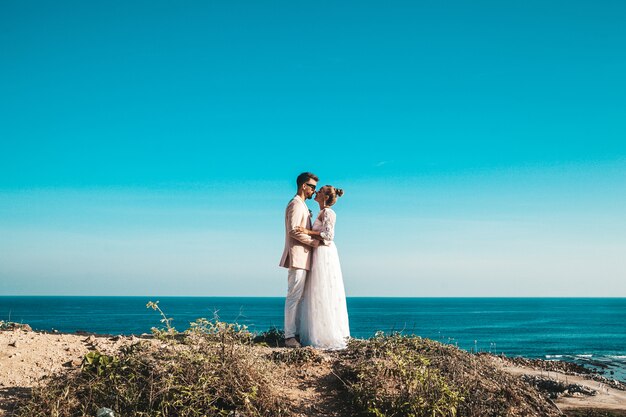 mariée, palefrenier, poser, falaise, derrière, bleu, ciel, mer