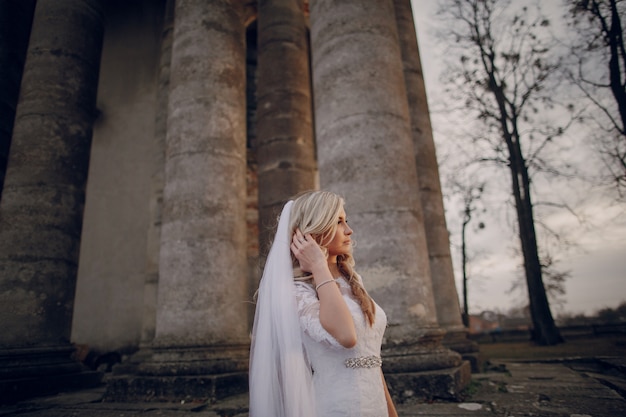 mariée Pensive avec des colonnes de fond