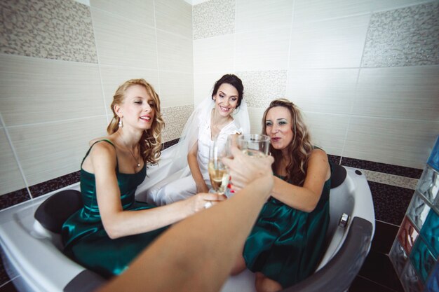 Mariée en pleine joie avec demoiselles d&#39;honneur au jacuzzi