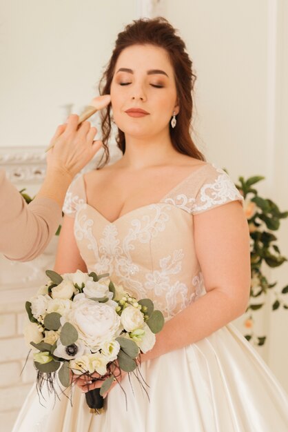 La mariée prépare son maquillage