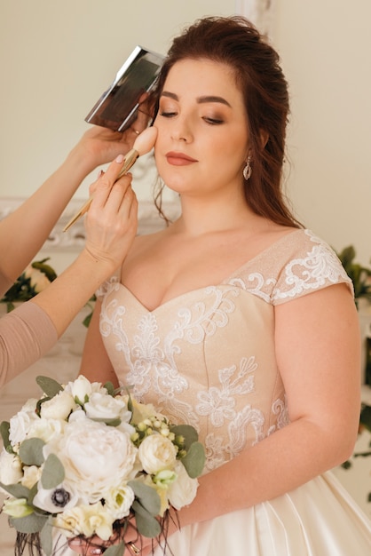 La mariée prépare son maquillage