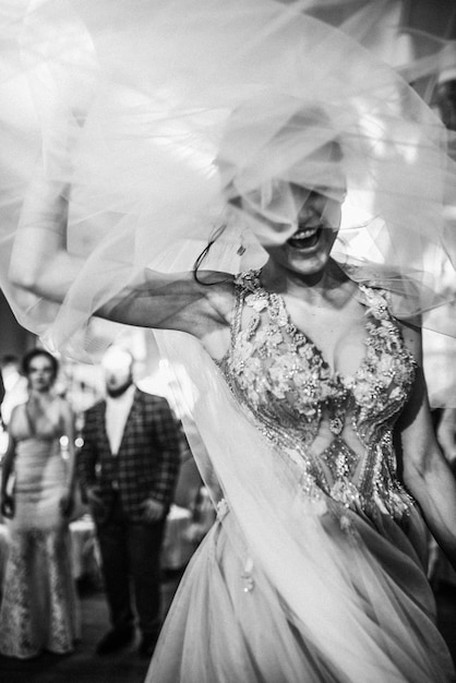 Photo gratuite la mariée qui rit danse par terre dans le restaurant