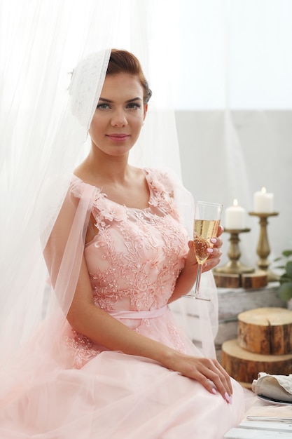 Mariée en robe rose