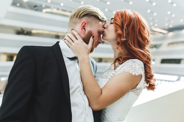 mariée romantique baiser sur le front de son mari