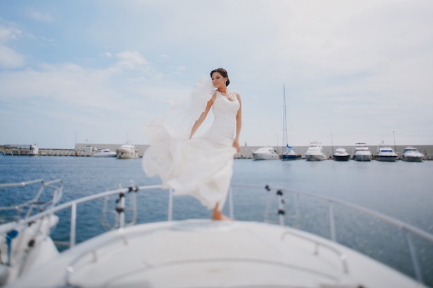 Mariée avec sa robe dans le vent