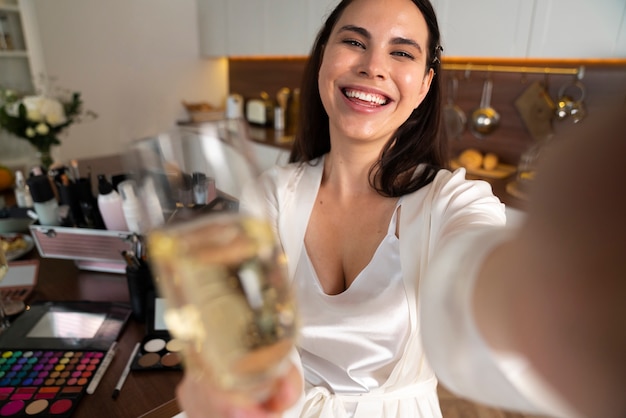 Photo gratuite mariée souriante à angle élevé tenant un verre