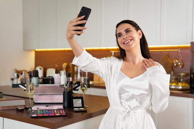 Mariée souriante à coup moyen prenant selfie