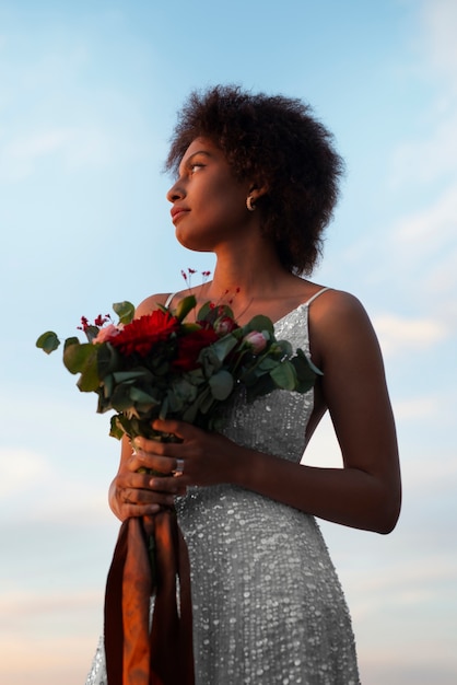 Photo gratuite une mariée de taille moyenne posant à l'extérieur.