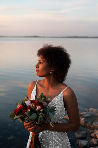 Photo gratuite une mariée de taille moyenne posant à l'extérieur.