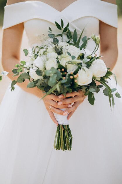 Mariée tenant son bouquet de mariée