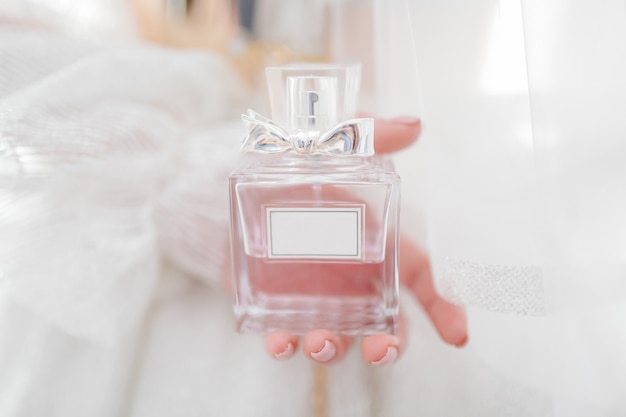 Photo gratuite mariée tenant son parfum