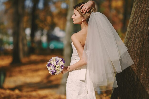 Mariée avec voile et bouquet