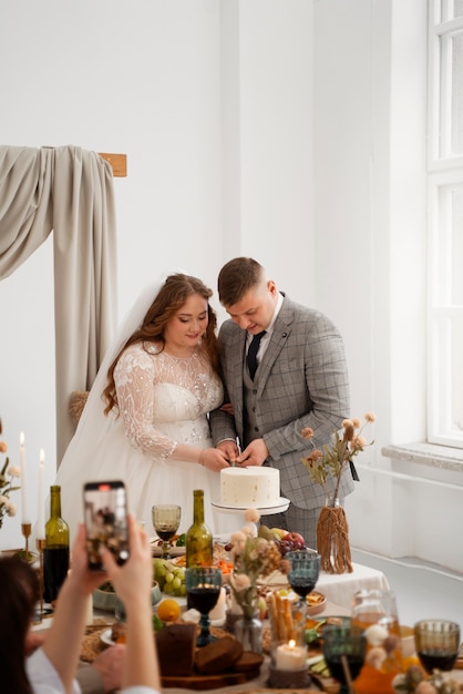 Les mariés coupent le gâteau à leur mariage