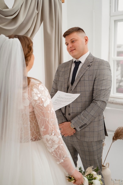 Photo gratuite les mariés échangent leurs vœux lors de la cérémonie de mariage